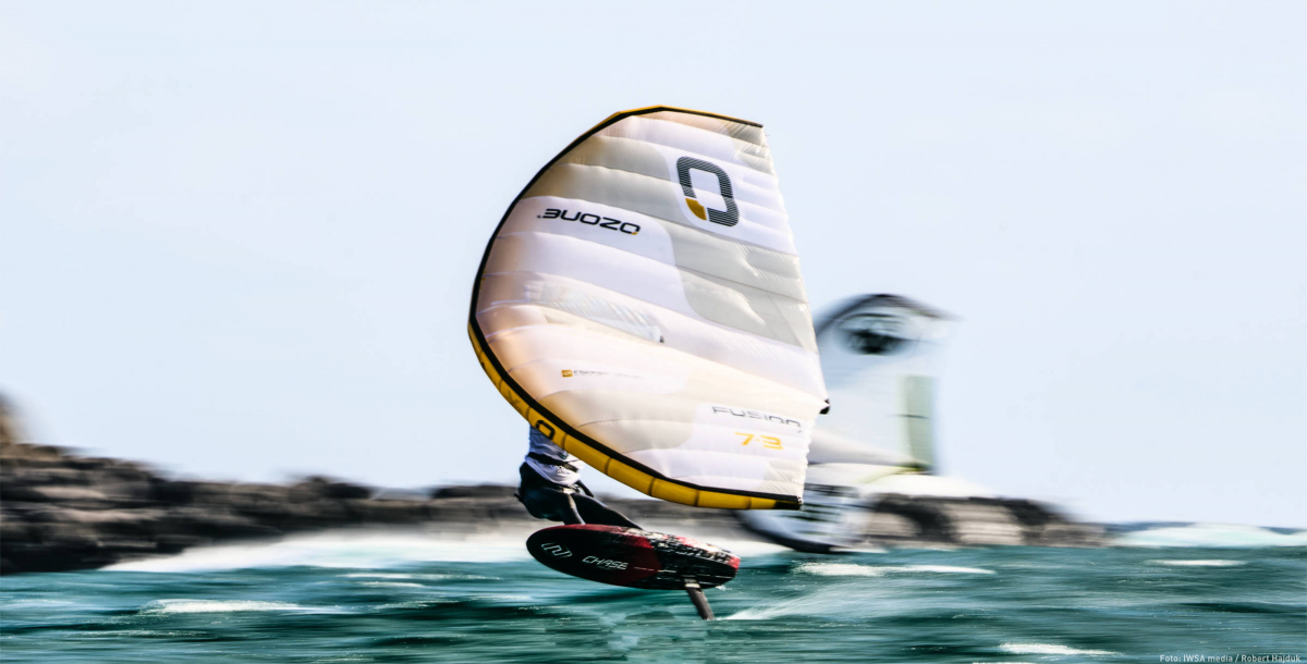 Im Hintergrund: die Hafenmole von Praia da Vitória