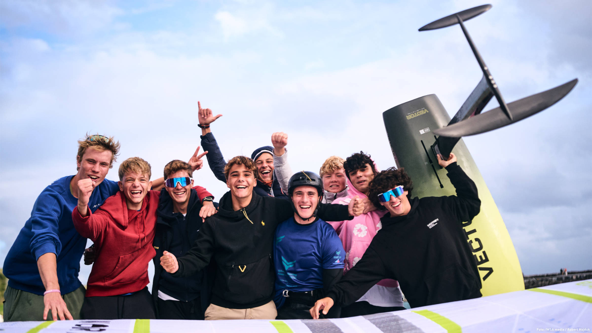 Ernesto de Amicis (in der Mitte mit schwarzem Helm) wird gefeiert