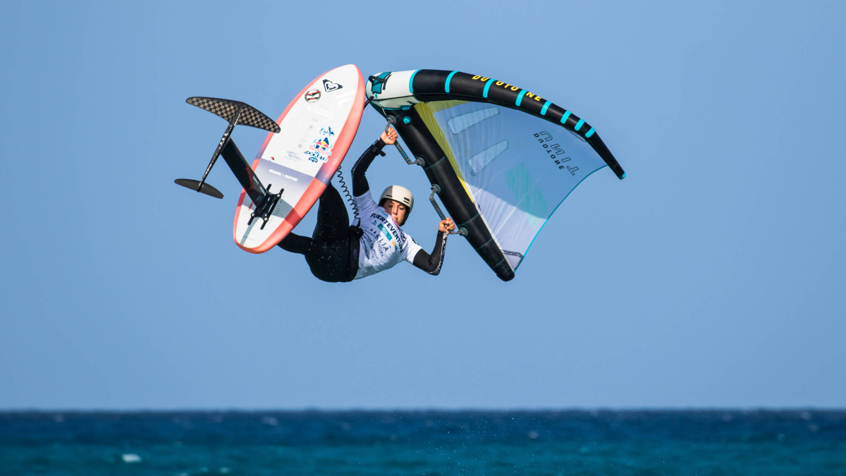 Nia Suardiaz - die beste Wingfoilerin im Surf-Freestyle