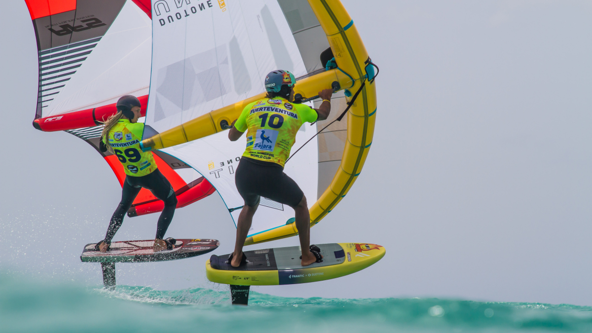 Zwei Wingfoiler mit Windsurf-Erfahrung