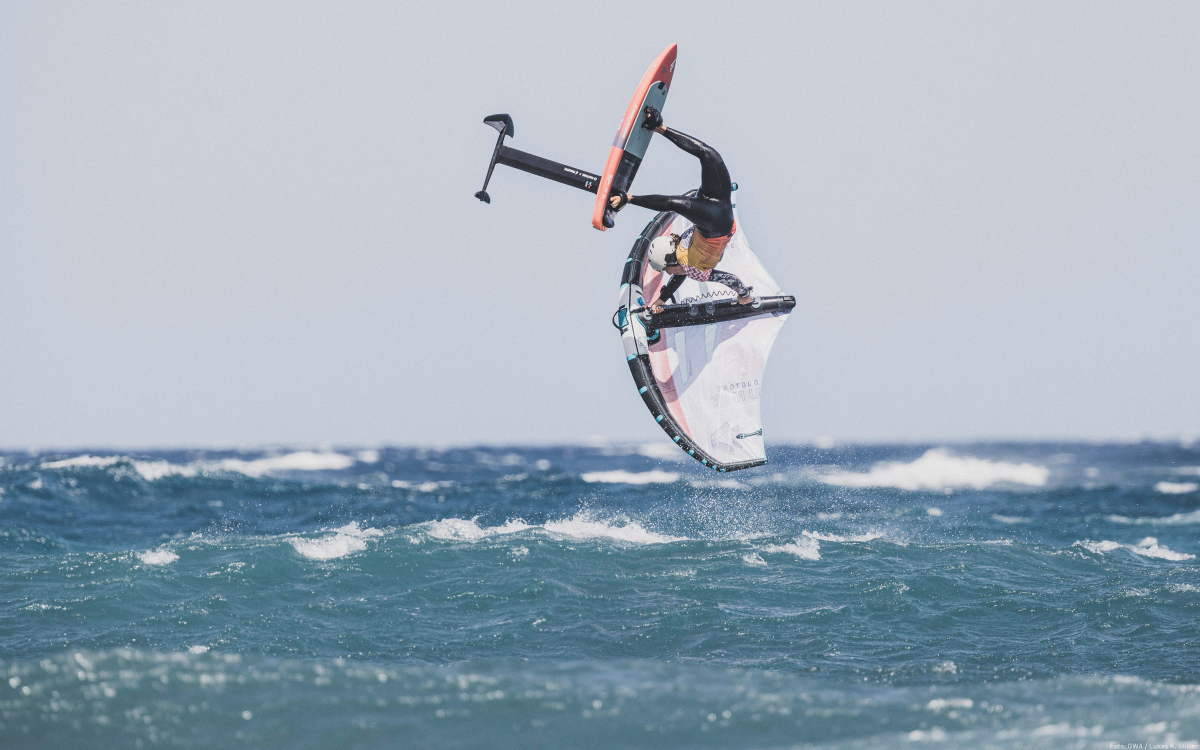 Nia Suardiaz gewinnt im Surf-Freestyle der Frauen