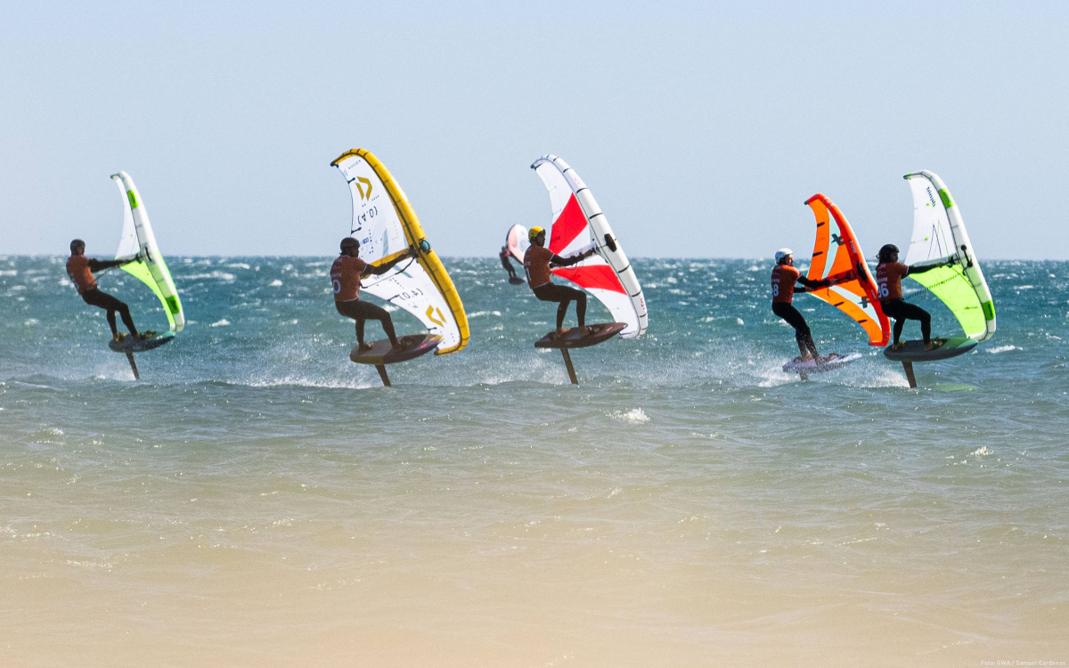 Nia Suardiaz und Francesco Cappuzzo gewinnen den in einem neuen System ausgetragenen Freefly-Slalom Wettbewerb beim GWA Wingfoil World Cup in Leucate