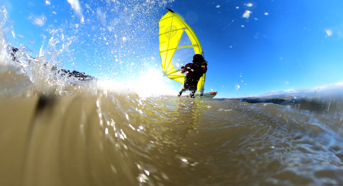 Watershot - Anne Stevens beim Windsurfen
