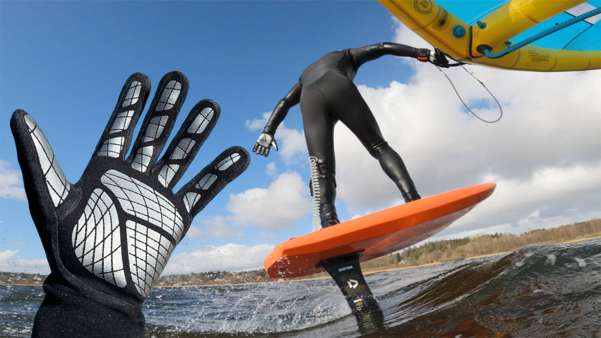 Tested for wing foiling: the 1mm Titanium Thermo neoprene glove from Camaro