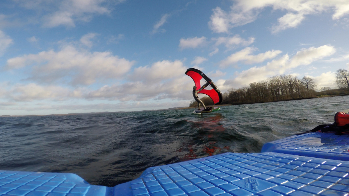 Wingfoil-Fotos und -Videos vom Wasser aus aufnehmen