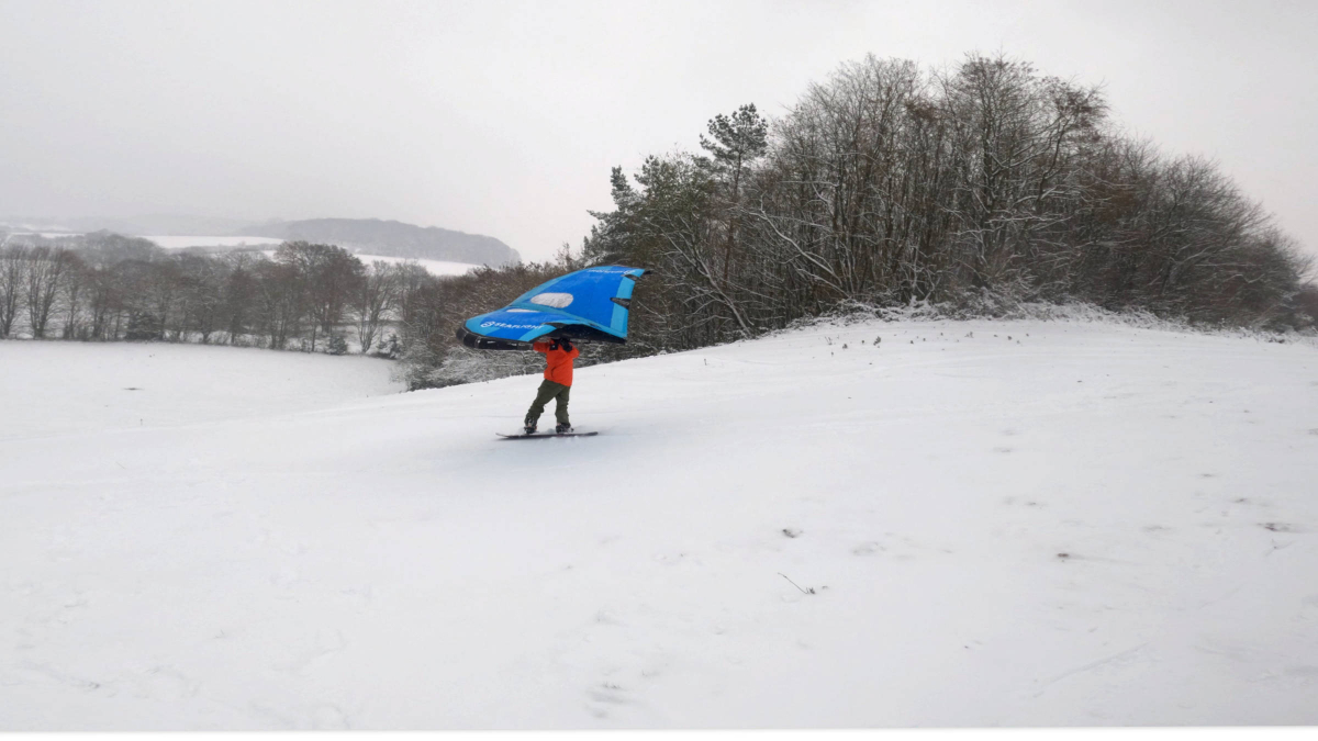 Wing Snowboarding - bergab mit Snowboard und Wing