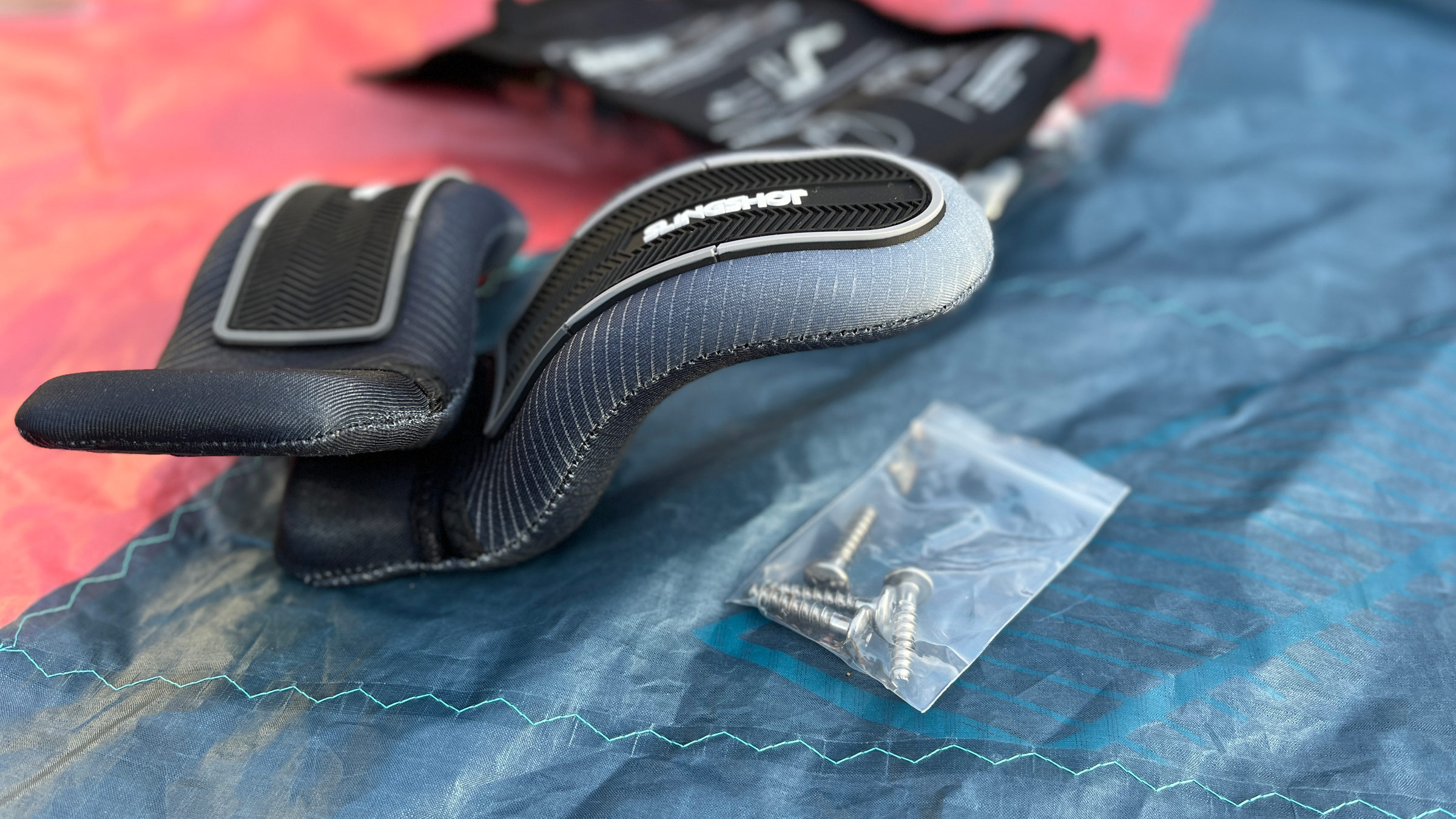 Half Straps 2.0 offene Fußschlaufen von Slingshot wingdaily.de