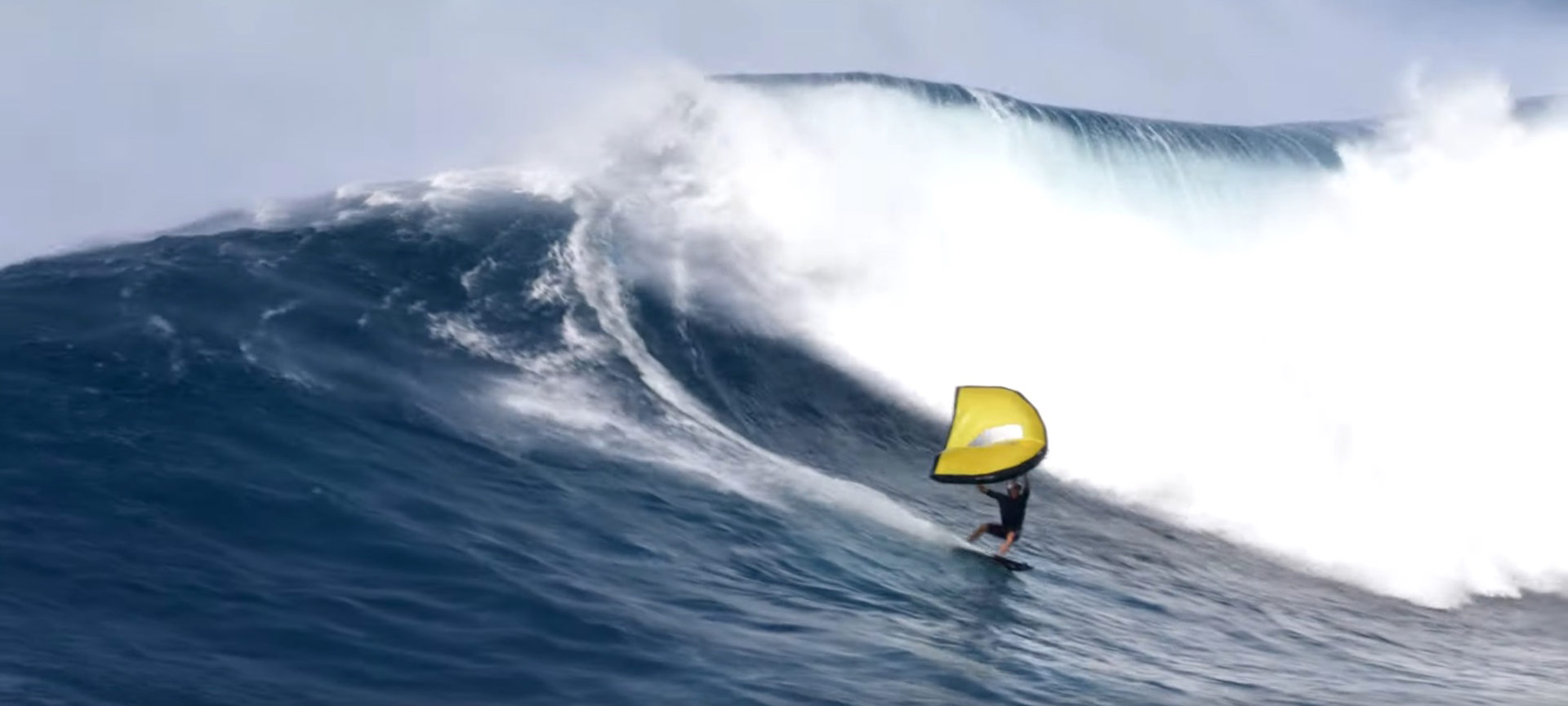 Kai Lenny Wing Surfing in Jaws wingdaily.de
